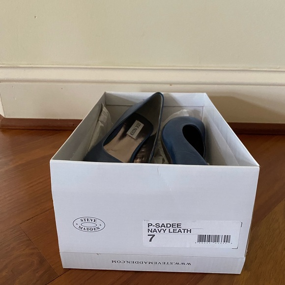 New in box Steve Madden Sadee Navy Leather Heels- Size 7 - Picture 3 of 4